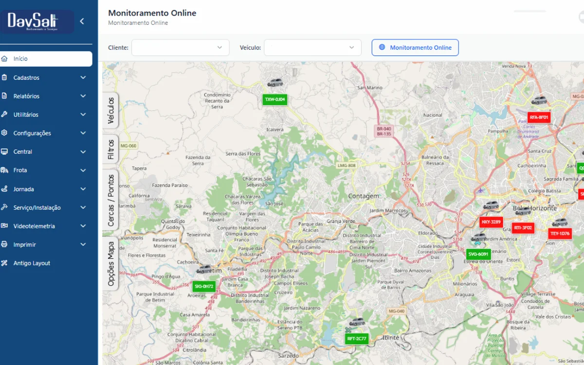 Tela do sistema de monitoramento online da Master Proteção Veicular com múltiplos veículos rastreados em tempo real no mapa de Belo Horizonte
